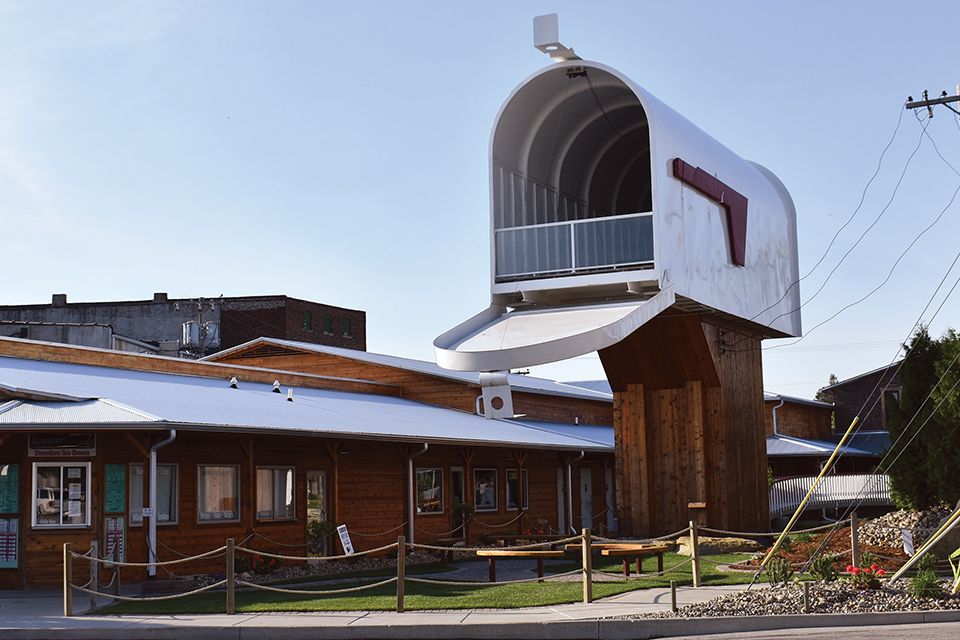 Giant mailbox in Casey, Illinois (photo courtesy of Casey Chamber of Commerce) Giant mailbox in Casey, Illinois (photo courtesy of Casey Chamber of Commerce)